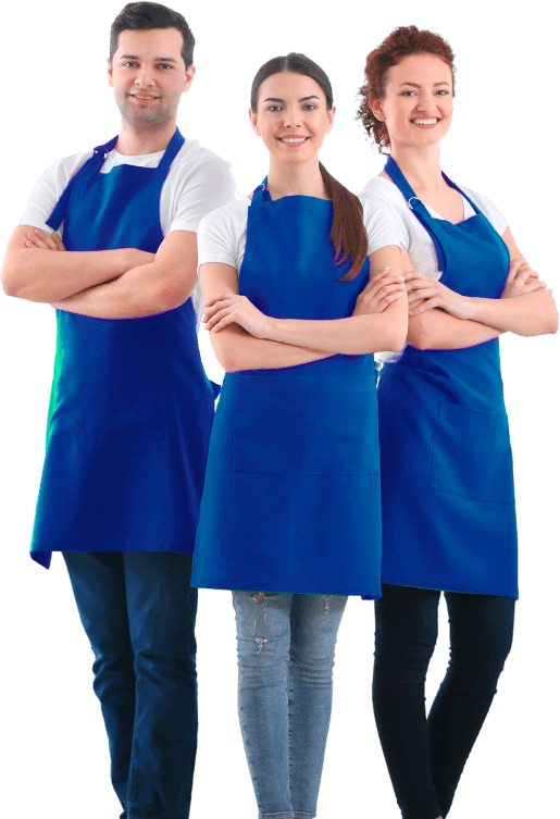 tre addetti alle pulizie due donne e un uomo con grembiule blu